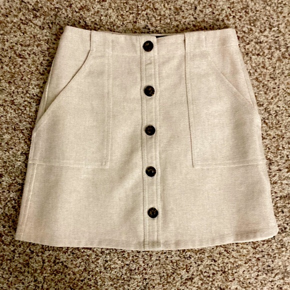 Banana Republic Dresses & Skirts - Banana Republic button front textured skirt with pockets